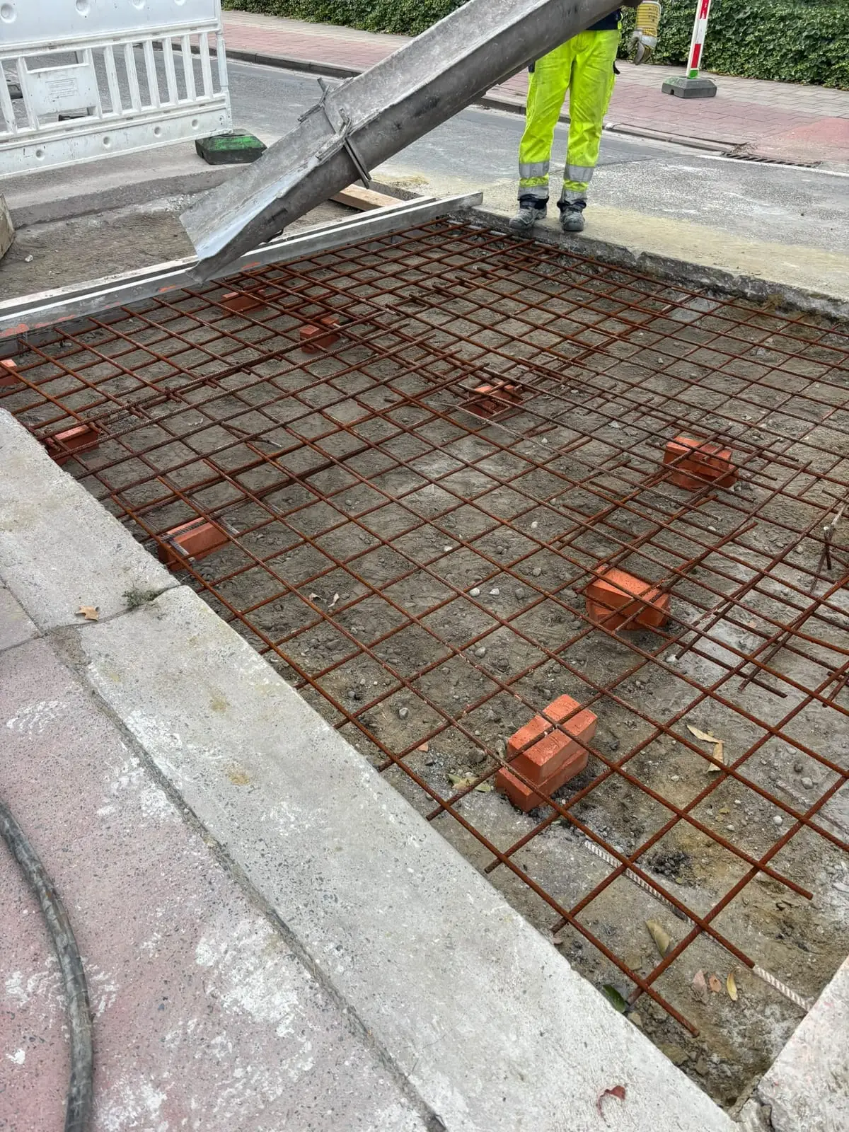 Wapeningsnet op afstandhouders voor het storten van beton in Wondelgem